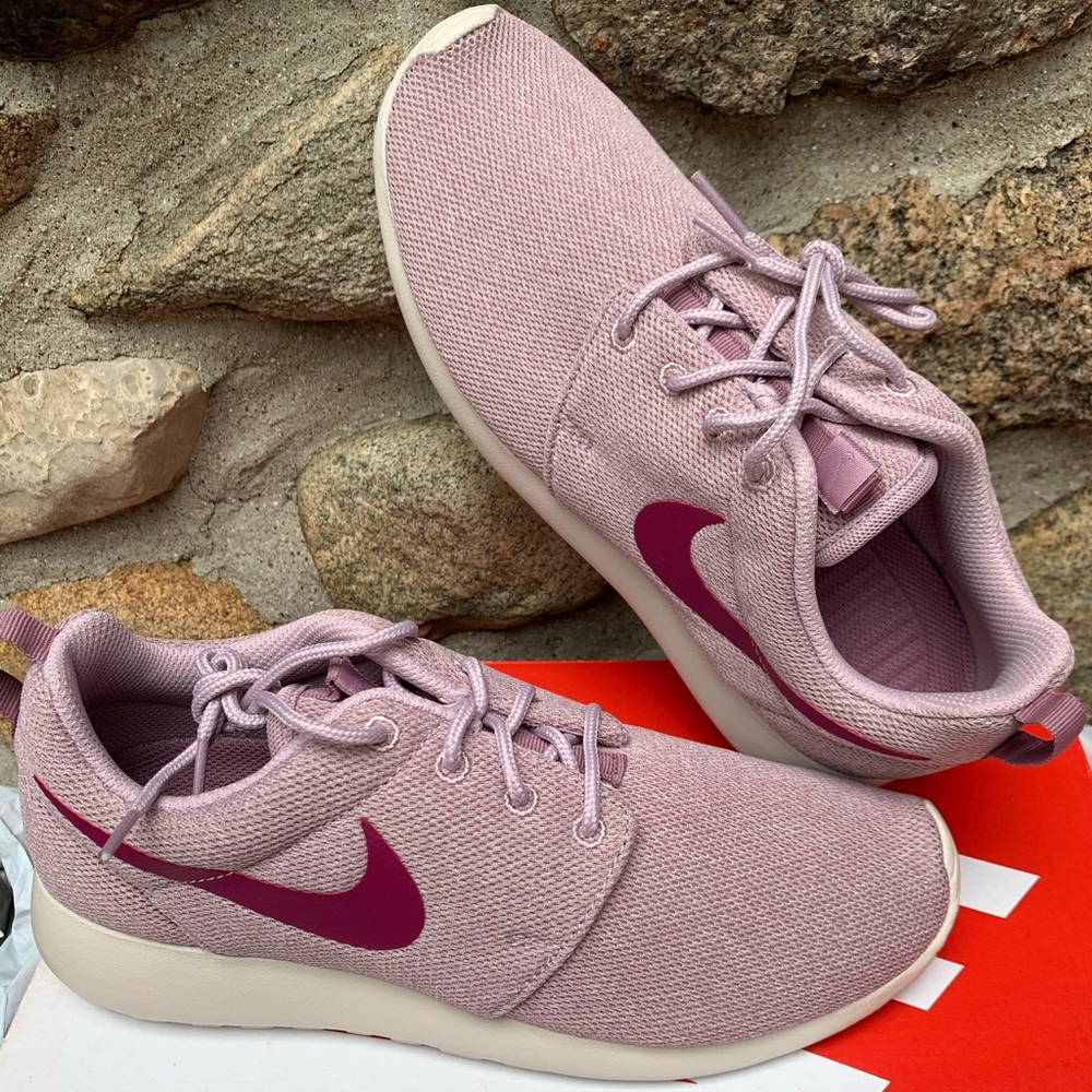 Nike Women Roshe 1 shoes